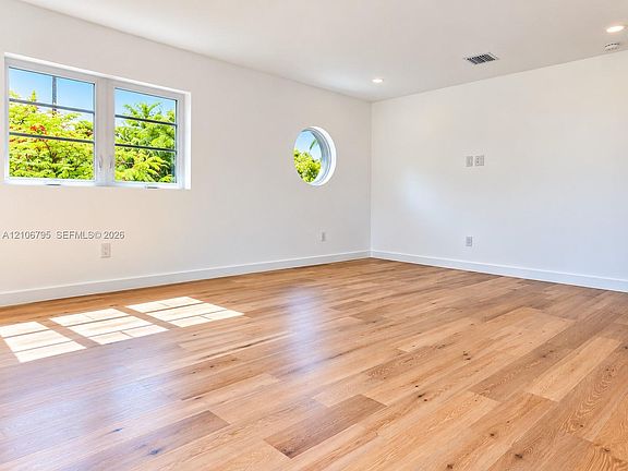4th image of 126 NE 43rd St #2