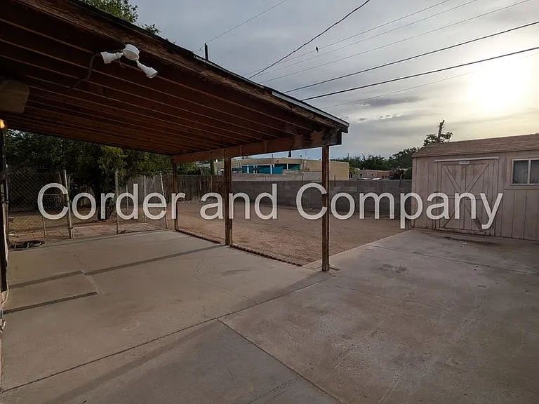 302 Valencia Dr NE — Photo 20