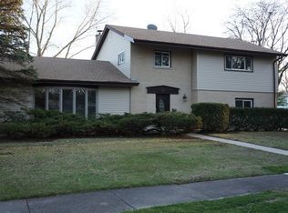 165 Greenbriar Dr E, Deerfield, IL 60015