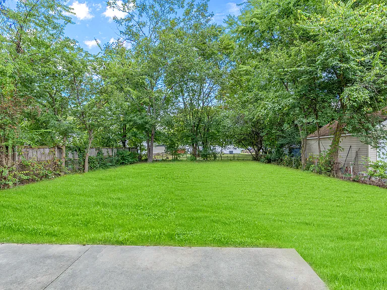 430 Woodford St — Photo 21
