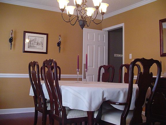Huge Dinning Rm w/Chair Rail etc