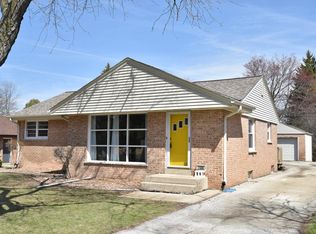 7330 N Navajo Rd, Fox Pt, WI 53217