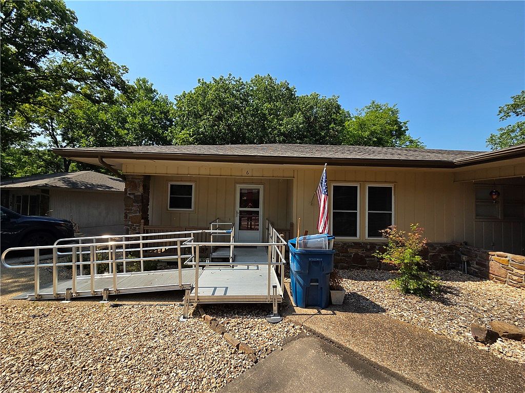 6 Melissa Ln — Kingsdale Golf Complex