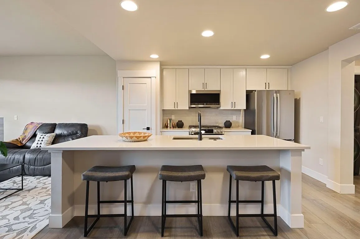 3 bed, 1751 sqft, $3,300 — Photo 2