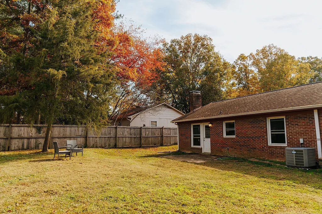 1418 Suterland Rd — Photo 3