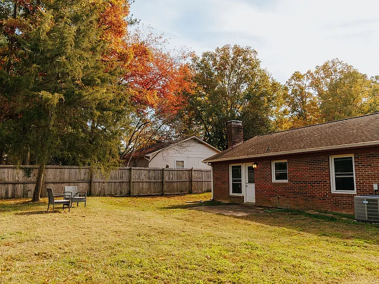 1418 Suterland Rd — Photo 3