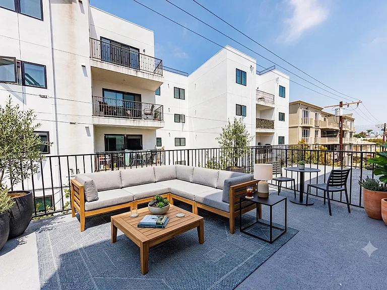 Gorgeous New Townhomes Next To la Cienega Park — Photo 8