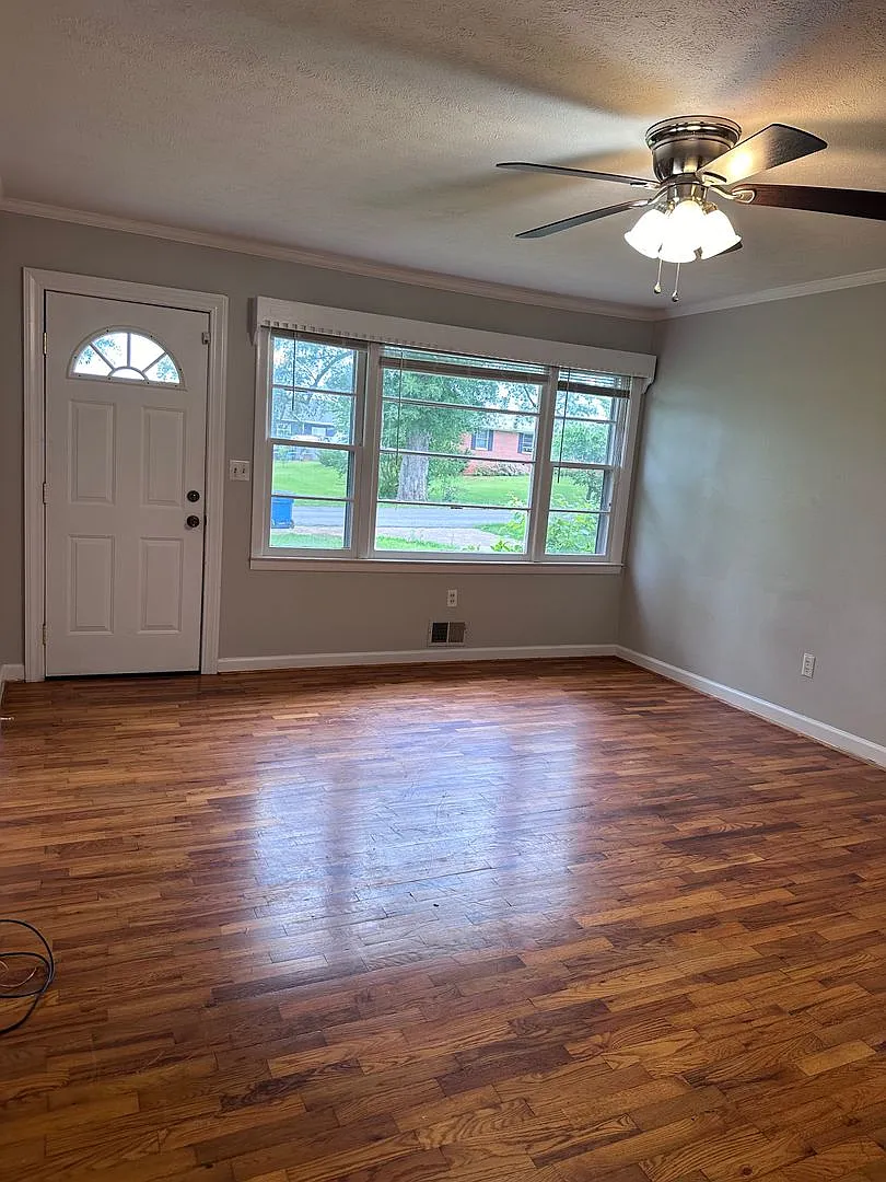 205 West Avenue NW — Photo 2