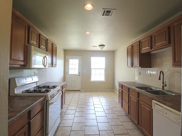 911 Lauren Ln — Photo 5