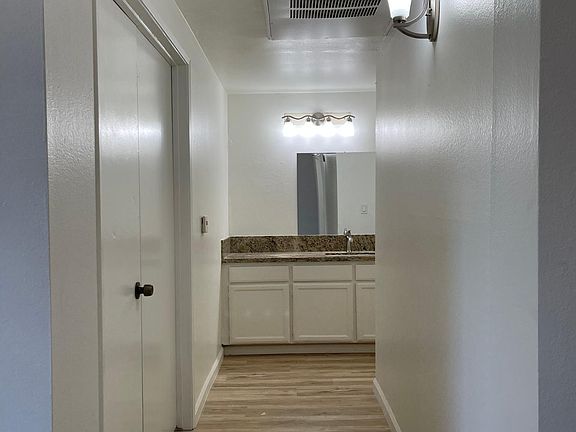 2nd image of 13720 Moorpark St #102