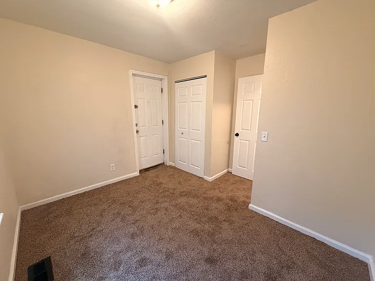 3915 Hoiles Ave — Photo 11