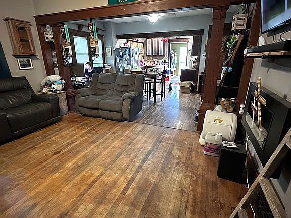4th image of 421 215th St