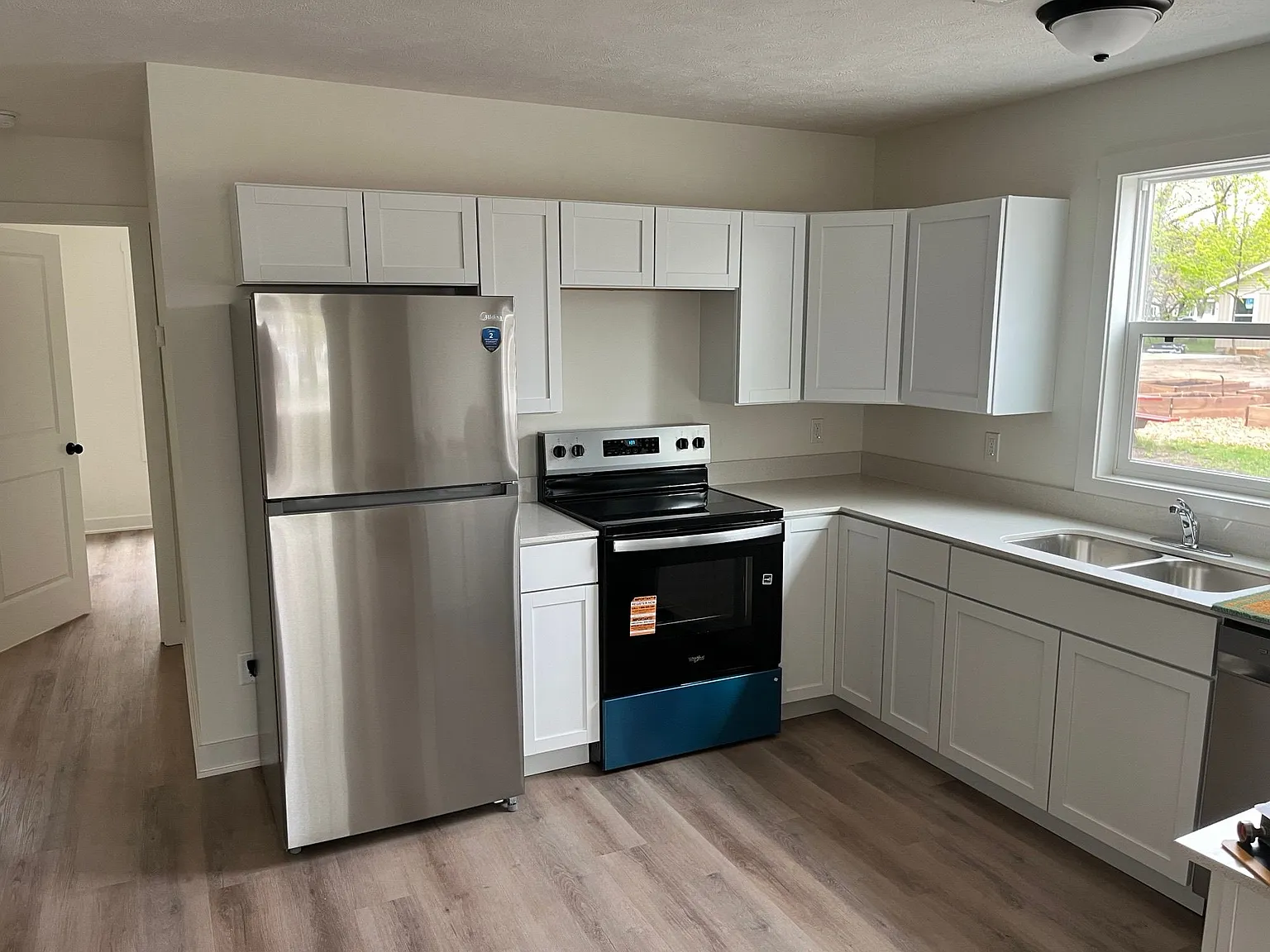 3 bed, 3.0 bath, 1050 sqft, $1,600 — Photo 2
