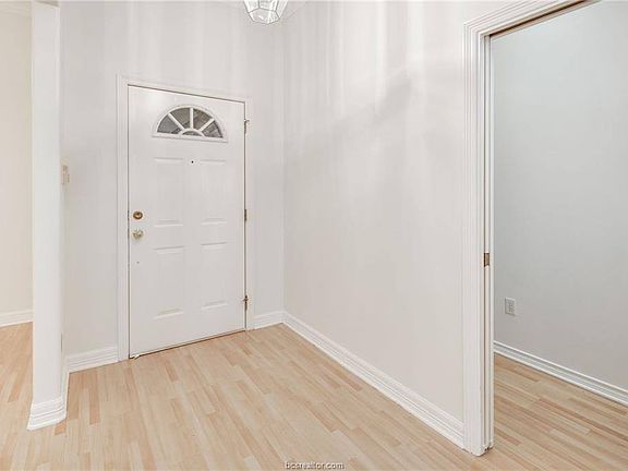 5th image of 306 Augsburg Ln