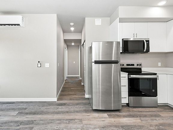 4th image of 2418 Verona St #404