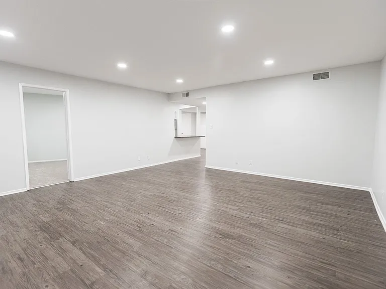 8375 Fountain Ave — Photo 15