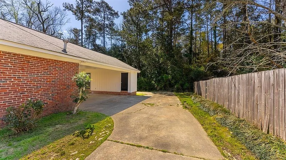 4924 Roxbury Dr — Photo 4