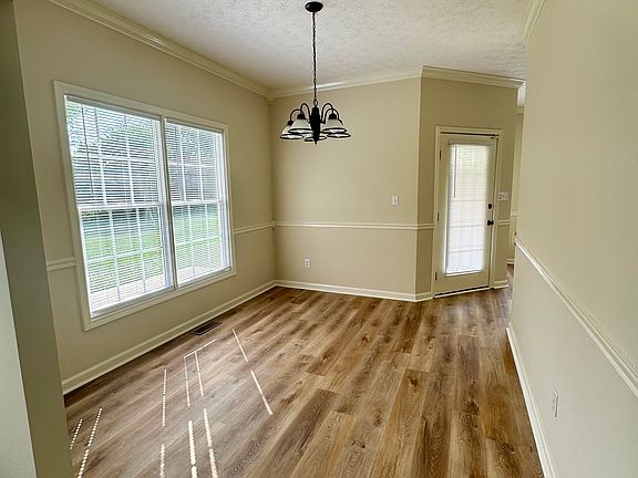 5th image of 165 Greyrock Dr