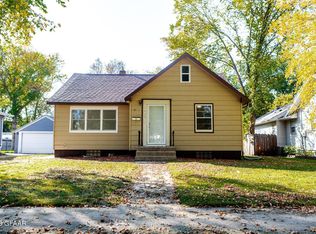 1420 Cottonwood St, Grand Forks, ND 58201
