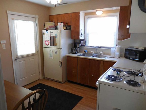 4th image of 1128 Hayes Ave