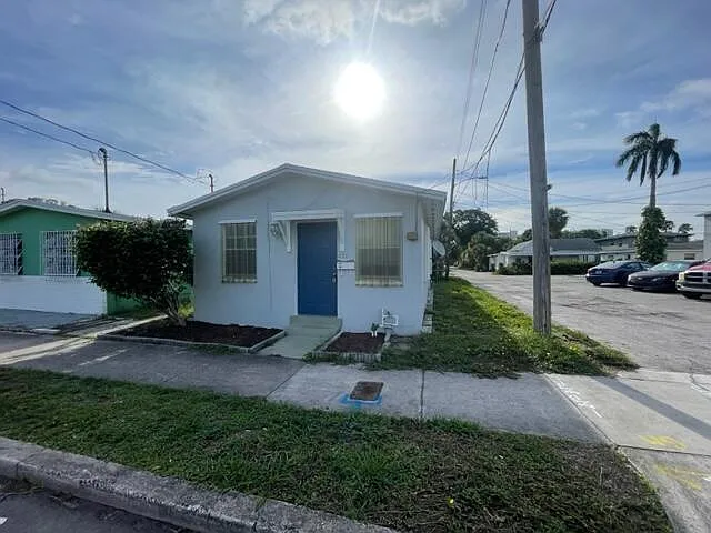 3 bed, 1.0 bath, 630 sqft, $1,790 — Photo 1