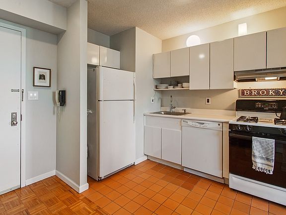 2nd image of 24 E 7th St APT 9C