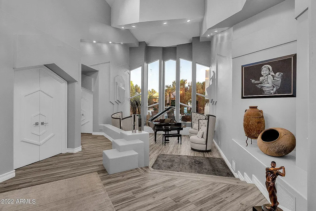 5 bed, 5017 sqft, $7,900 — Photo 1