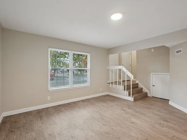 Pier 39 Apartments & Townhomes — Photo 28