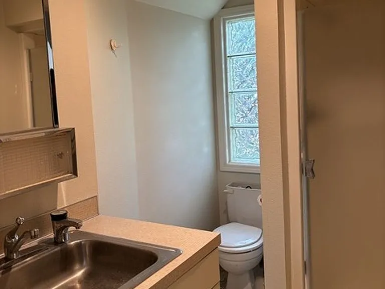 1370 Ferry St SE — Photo 9