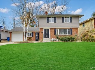 68 Cottonwood Dr, Williamsville, NY 14221