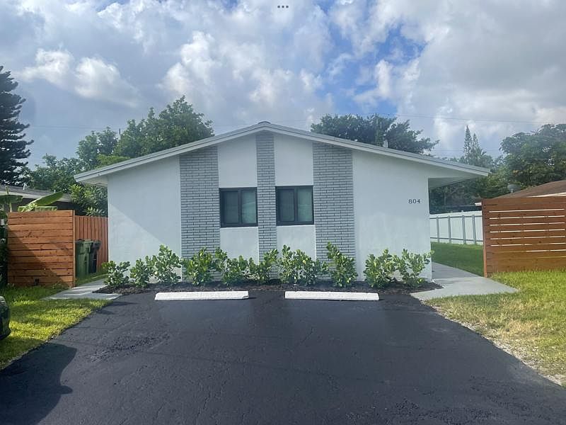 1st image of 804 SW 28th St #1