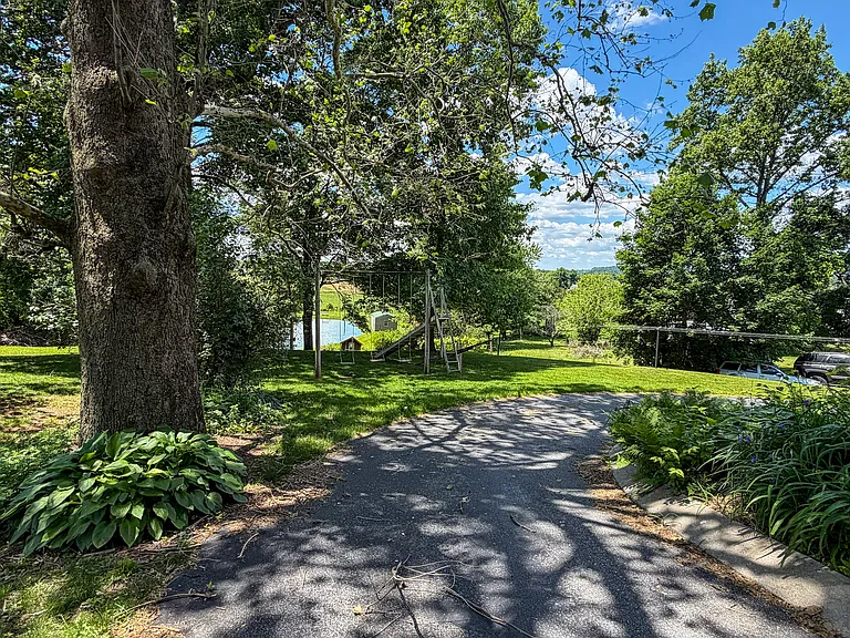 1011 Reading Rd — Photo 20
