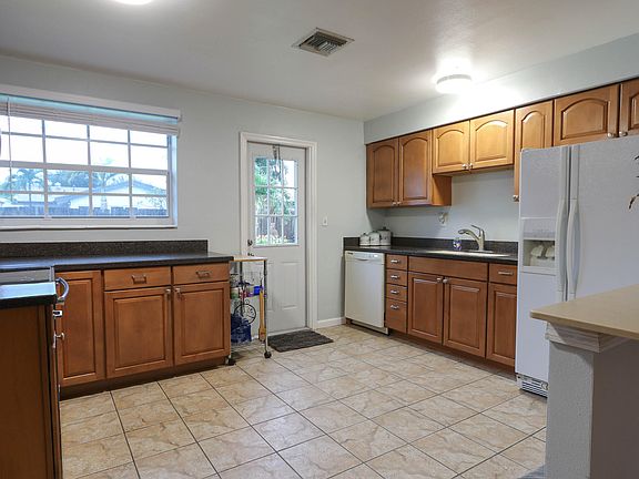 5th image of 1433 W Drew St