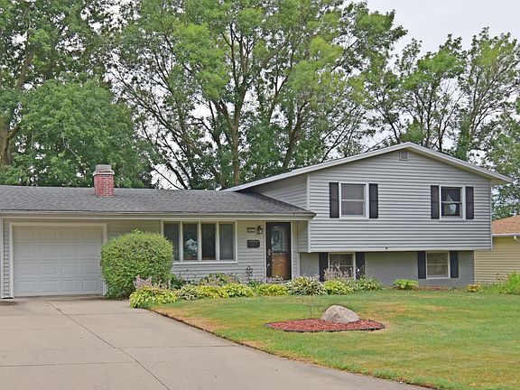 3rd image of 902 Arlington Dr