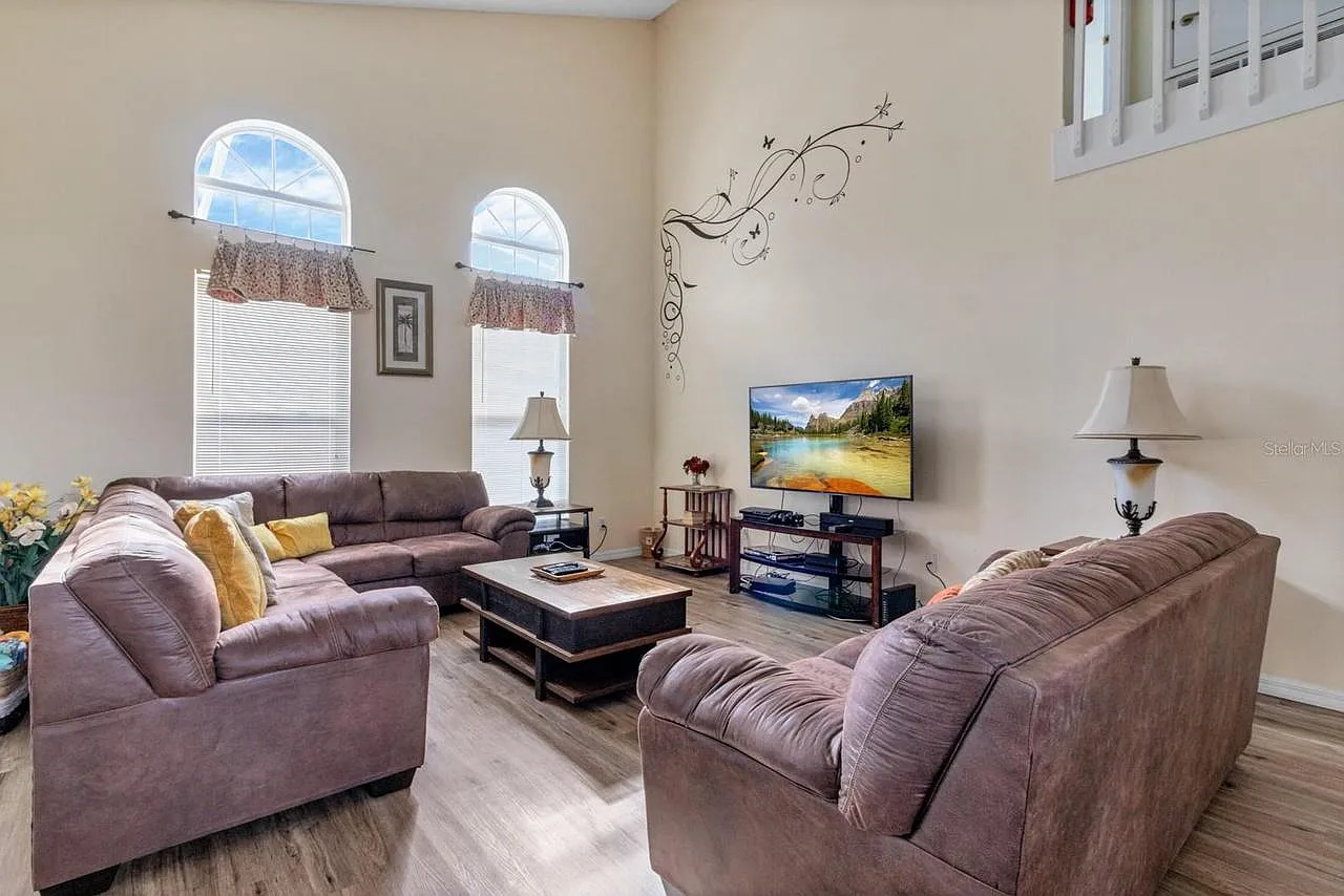 4 bed, 2.5 bath, 2074 sqft, $2,600 — Photo 4