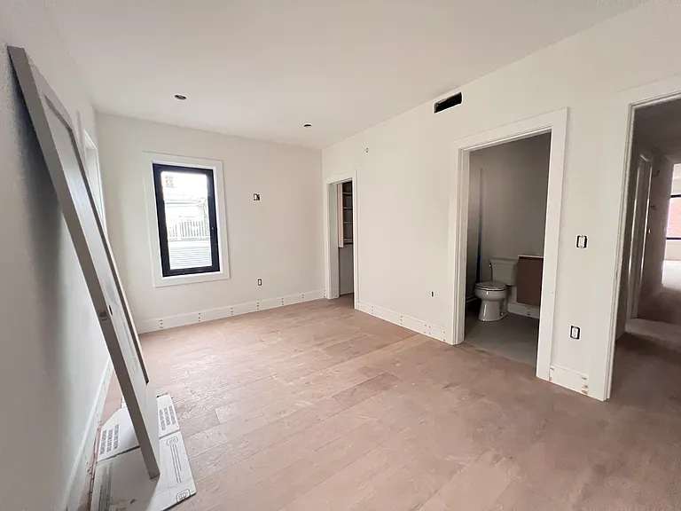 207 W 7th St #301 — Photo 14