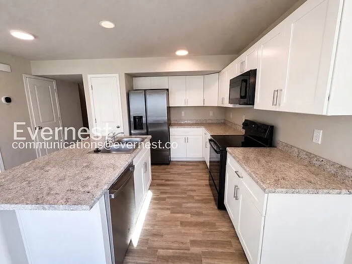 3 bed, 2.5 bath, 1350 sqft, $2,097 — Photo 4