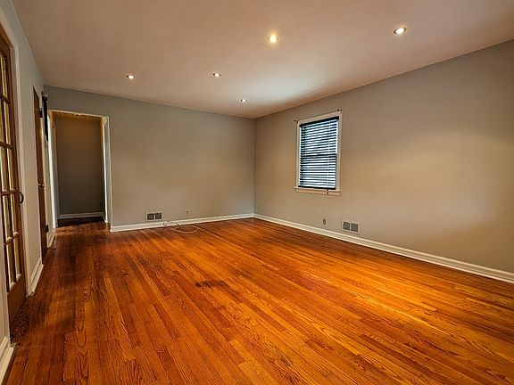 4th image of 251 Linden Ave