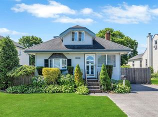 10 Vernon St, Patchogue, NY 11772