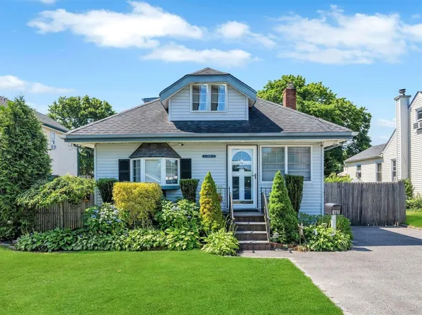 10 Vernon Street, Patchogue, NY 11772