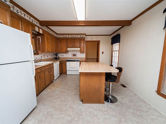 3rd image of 212 Dogwood Dr
