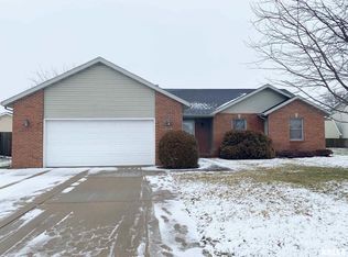 1407 Redwood Dr, Chatham, IL 62629