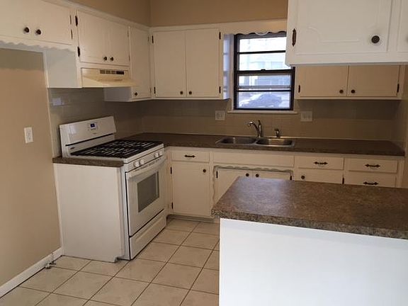 3rd image of 13719 Parker Ave