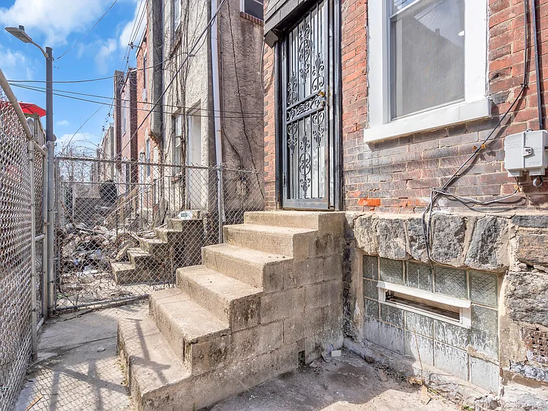 241 N Ruby St — Photo 23