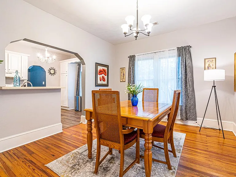 648 Moulton St E — Photo 10