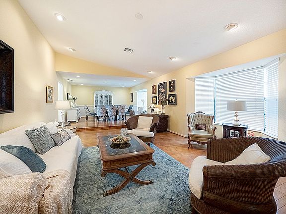 Living Room/Bay Window