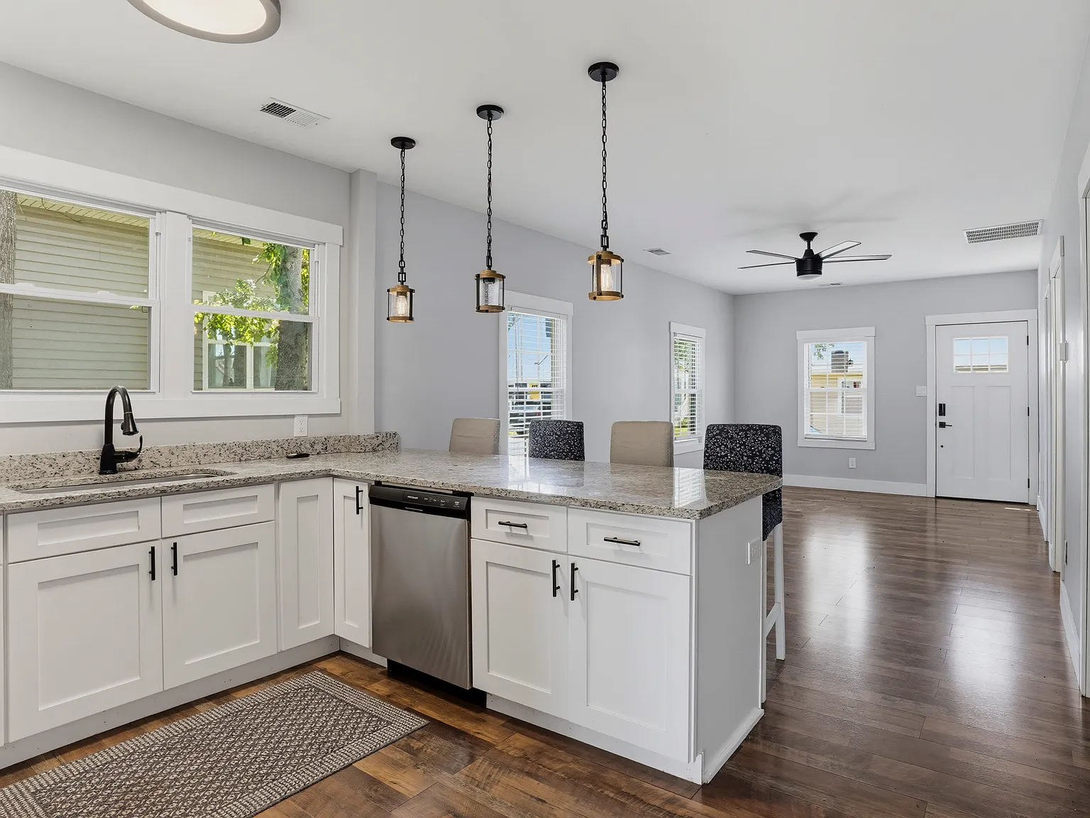 2 bed, 1120 sqft, $2,450 — Photo 3