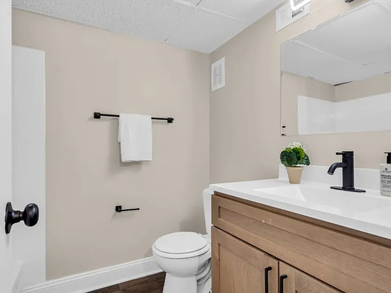 Chateau Apartments — Photo 15