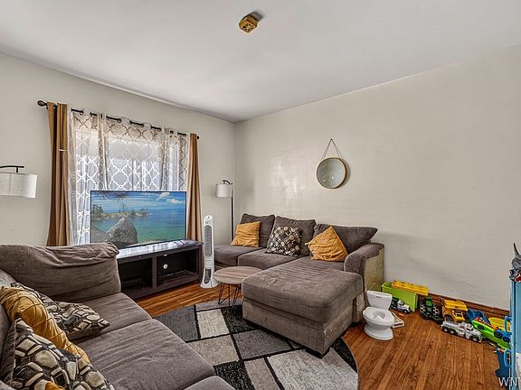 5th image of 25 Hoyt St