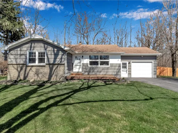 7 Meadowbrook Ter, Corfu, NY 14036